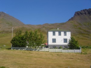 H&eacute;r m&aacute; sj&aacute; &iacute;b&uacute;&eth;arh&uacute;si&eth; &aacute; Hvilft sem er byggt &uacute;r steinsteypu 1911